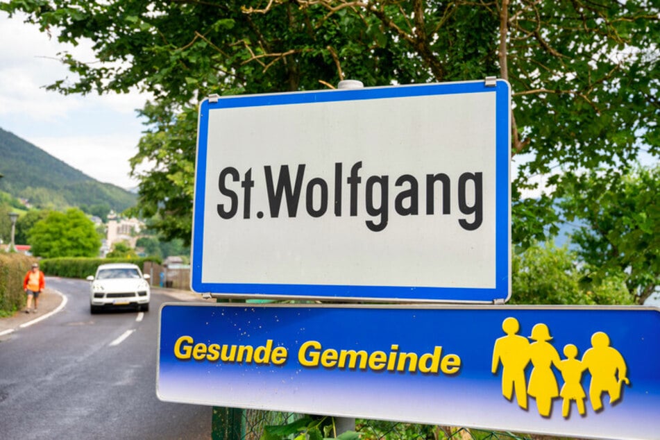 Das Ortsschild von St. Wolfgang. Mit Hunderten von Tests haben Behörden auf einen Corona-Ausbruch im beliebten oberösterreichischen Touristenort St. Wolfgang reagiert.