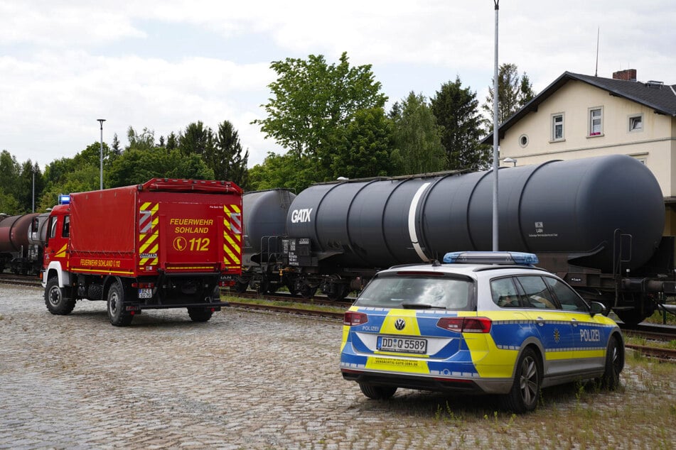 Am Bahnhof der Gemeinde Sohland an der Spree ist ein Mann in einen Tankwagon gestürzt.