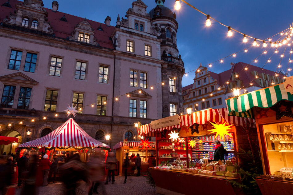 Auf dem Weihnachtsmarkt am Dresdner Schloss werden verschiedenste weihnachtliche Kleinigkeiten angeboten.