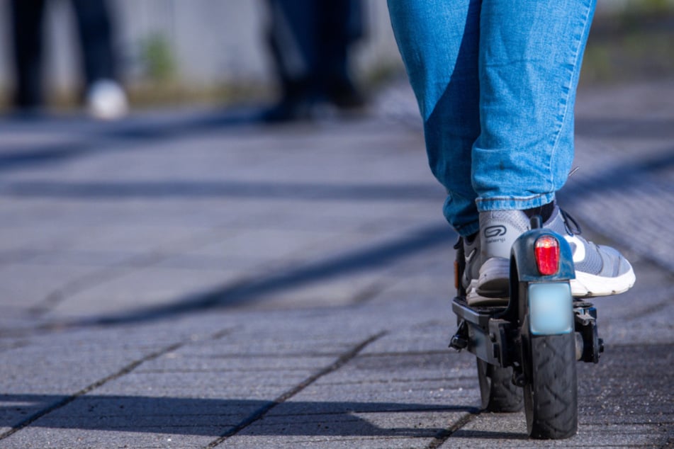 E-Scooter-Fahrer tritt Jungen während der Fahrt: Polizei sucht Zeugen