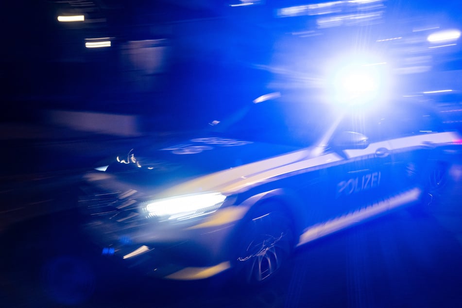 Nachdem der 54-Jährige die Bedrohung gemeldet hatte, rückte die Polizei mit zahlreichen Einsatzkräften an. (Symbolbild)