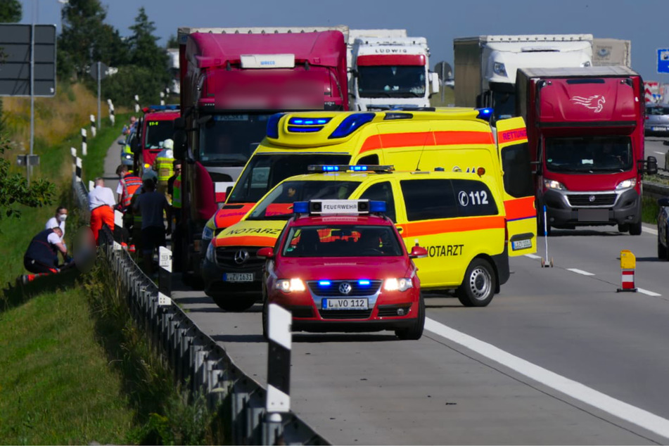 Während der Autofahrer hinter der Leitplanke erstversorgt wurde, lief der Verkehr auf einer Spur an der Unfallstelle vorbei.