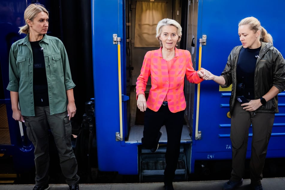 Ursula von der Leyen (65) kam am Hauptbahnhof von Kiew an.