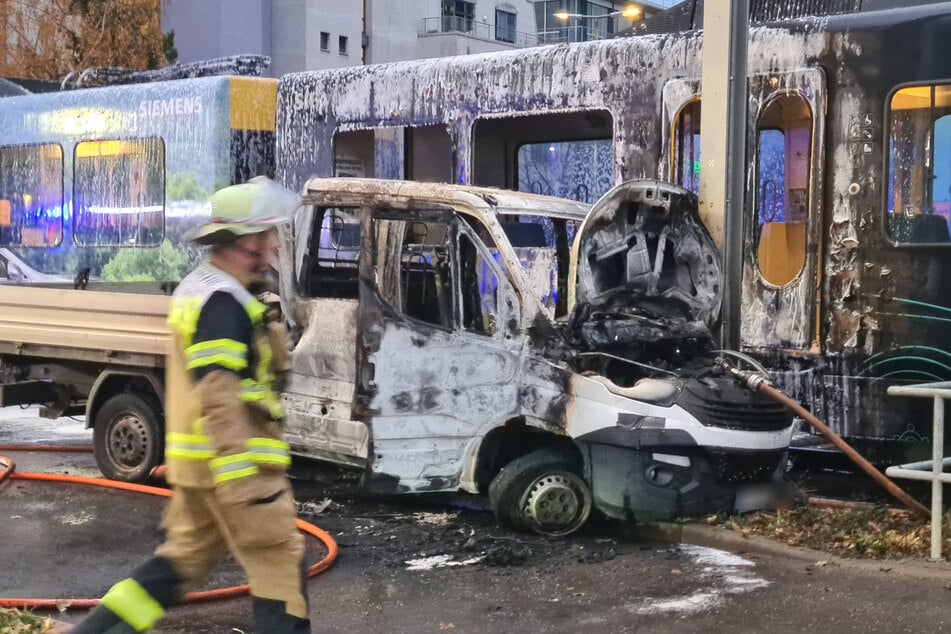 Vom Kleinlaster breiteten sich die Flammen auf die Stadtbahn aus.