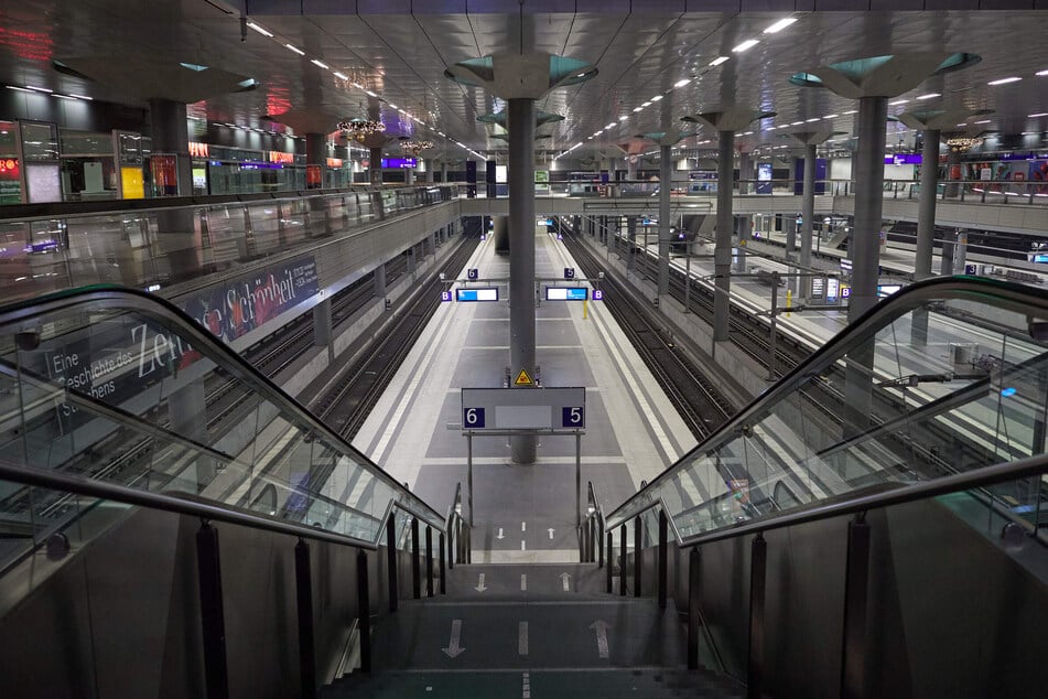 Der 23-Jährige schlug in einem Wartebereich des Hauptbahnhofs auf die Frau ein.