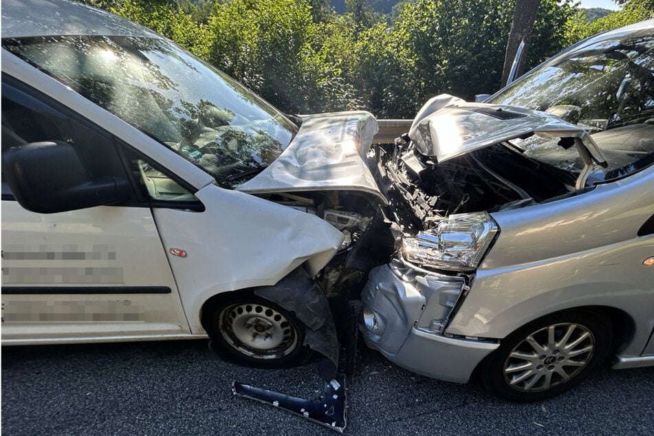 VW-Fahrer verliert Bewusstsein, kracht in Gegenverkehr: Frontalcrash mit Schwerverletzten