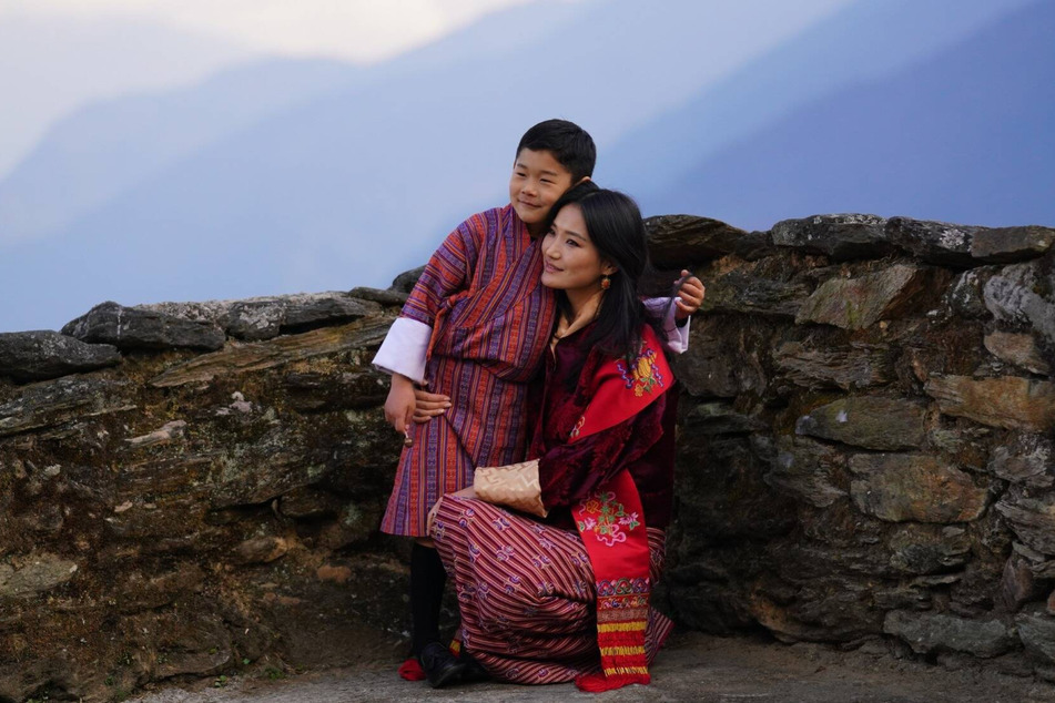 Bhutans Königin Jetsun Pema (33) mit Sohn und Thronfolger Jigme Namgyel Wangchuck (7).