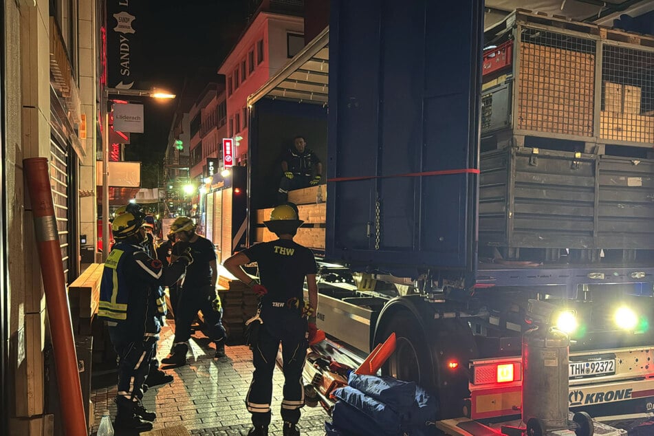 Auch das Technische Hilfswerk (THW) ist vor Ort.