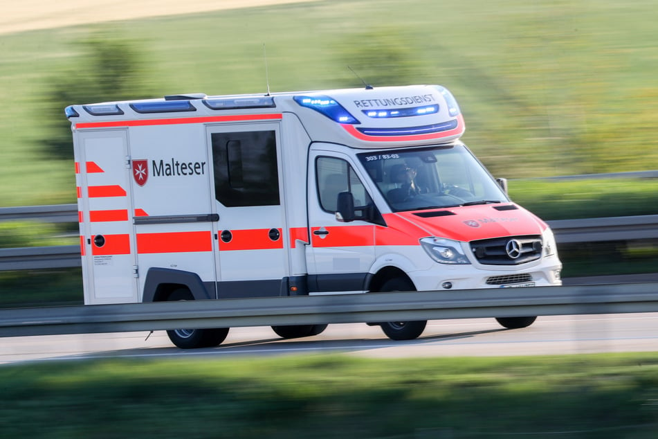 Der Rettungsdienst brachte den lebensgefährlich verletzten Jugendlichen in eine Klinik. (Symbolbild)