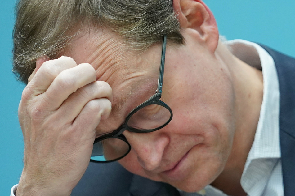 : Michael Müller (56, SPD), Regierender Bürgermeister, fasst sich zu Beginn einer Pressekonferenz an die Stirn.