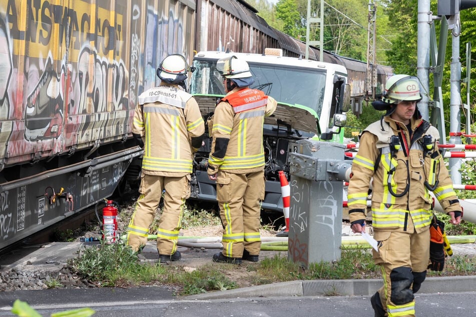 Der Lkw-Fahrer wurde durch die Kollision mit dem Güterzug zwar in seinem Führerhaus eingeklemmt, aber glücklicherweise nur leicht verletzt.