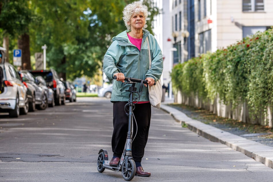 Mobil auch im hohen Alter: Bärbel Dörfel (74) reiste mit ihrem Tretroller an.