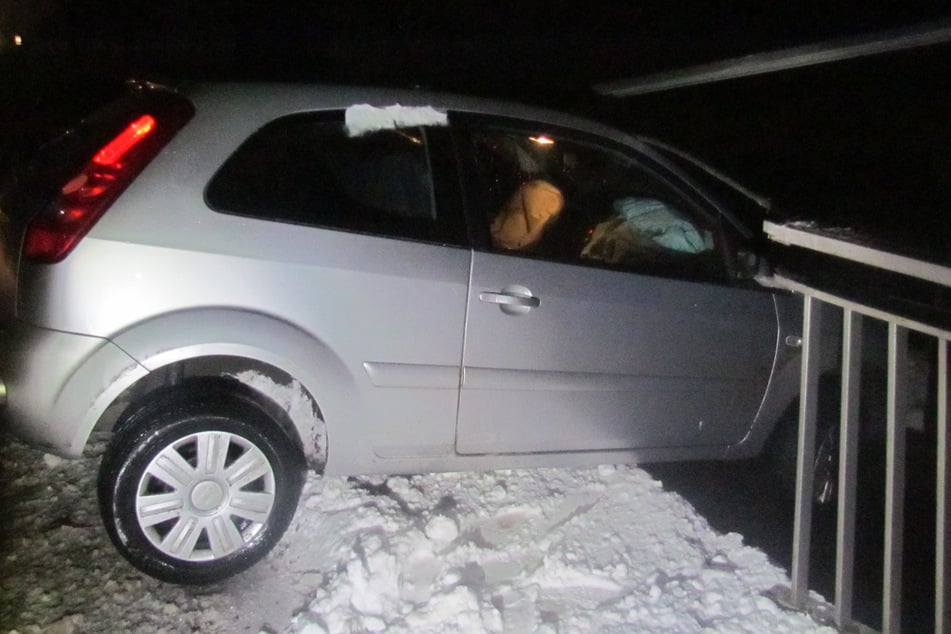 In Schernikau fuhr ein Auto durch ein Brückengeländer.