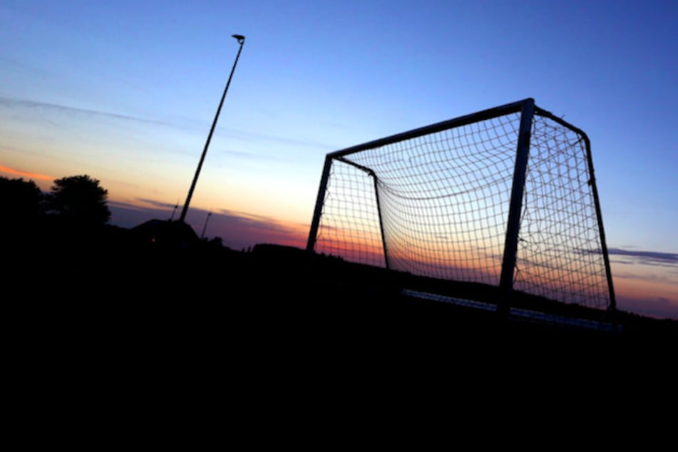 Ein Fußballtor hebt sich auf dem Sportplatz vor dem wolkenlosen Himmel ab. Im bayerischen Amateurfußball müssen nun Entscheidungen fallen. (Symbolbild)