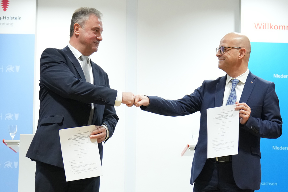 Ist die gefeierte Einigung zwischen der GDL und der Deutschen Bahn hinfällig? Womöglich hat Bahn-Chef Martin Seiler (57, r.) bald einen neuen Verhandlungspartner.