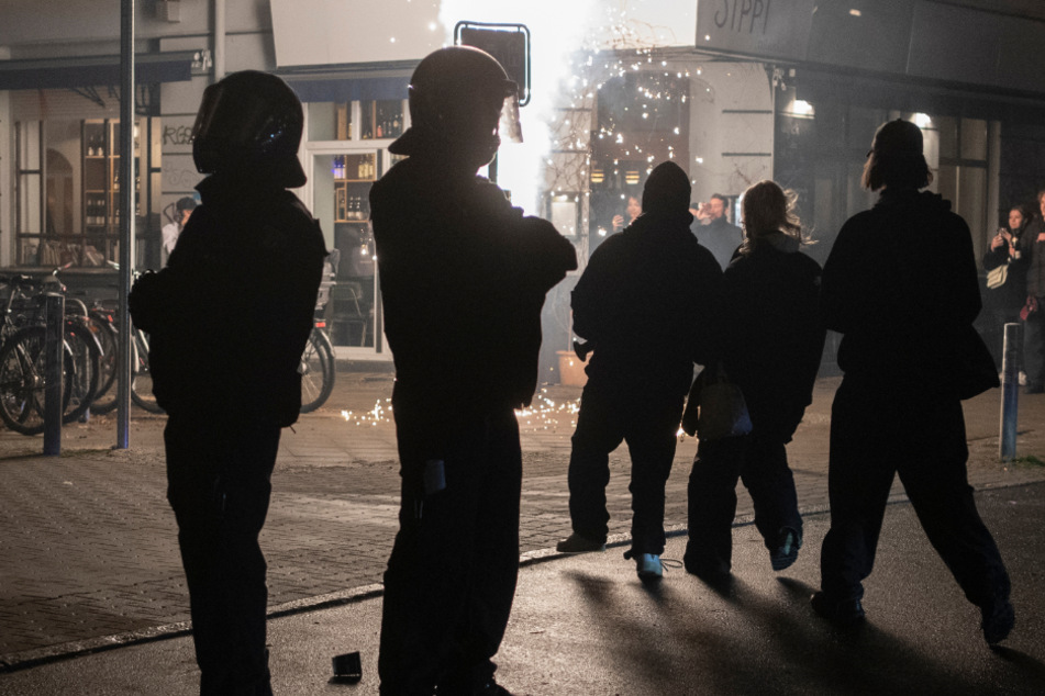 Nach Silvester-Krawallen in Berlin: Verletzte Polizisten und drei Haftbefehle