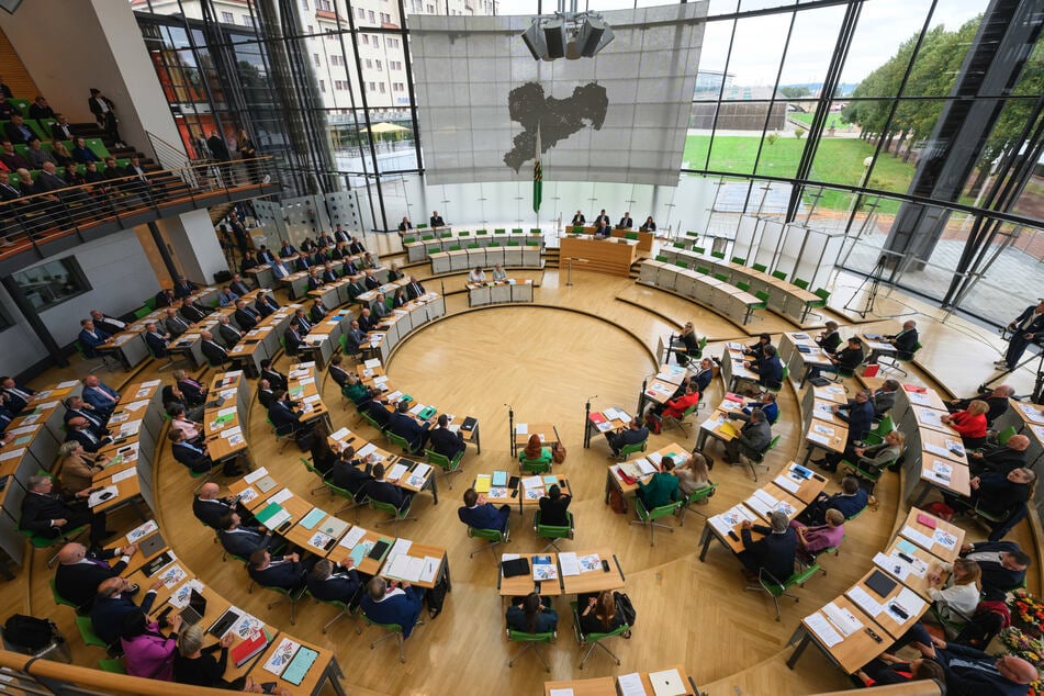 Blick in den Sächsischen Landtag - das Parlament muss den Verfassungsrichtern nun eine Erklärung abgeben.