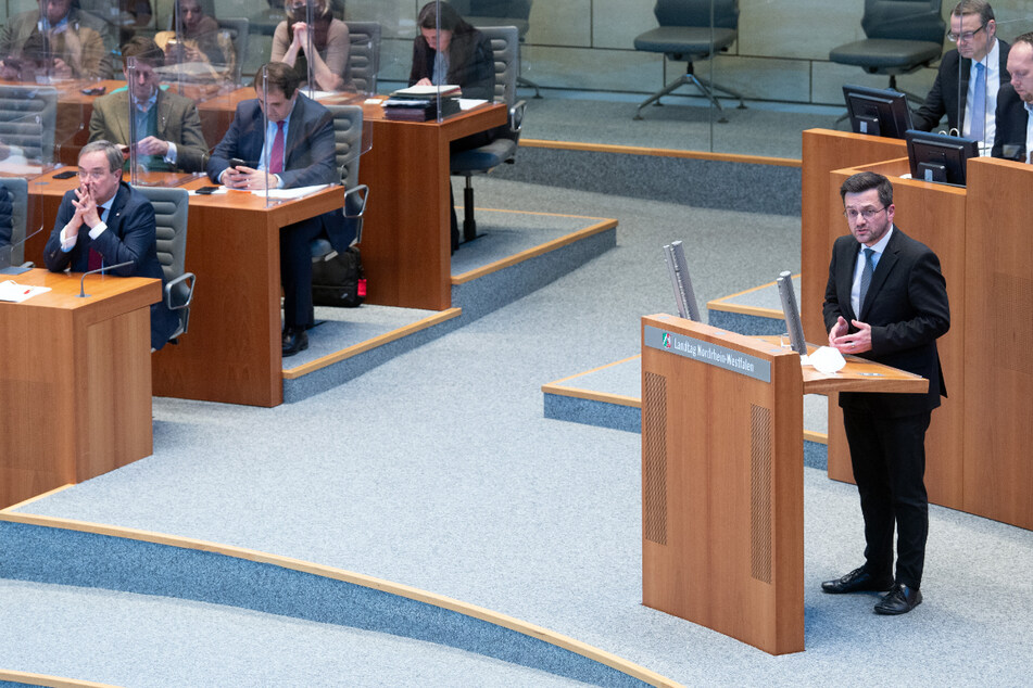 Versammlungsverbot ignoriert? SPD hält Treffen vor Landtag ab, CDU und FDP laufen Sturm