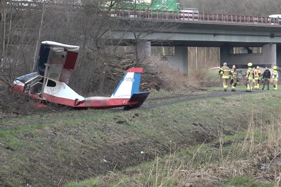 Unfall A1: Kleinflugzeug stürzt direkt neben A1 ab!