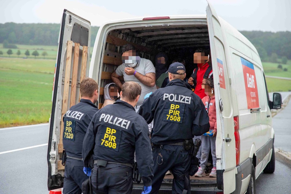 Vor den Grenzkontrollen entdeckten mobile Streifen immer wieder Schleusungsfahrzeuge wie diesen Transporter, in den 21 Menschen gequetscht wurden.