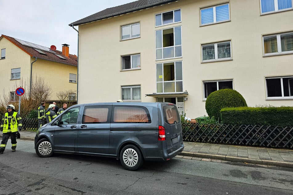 Im Erdgeschoss eines Mehrfamilienhauses in Heusenstamm-Rembrücken verstarb eine Seniorin (†69), nachdem dort ein Brand ausgebrochen war.