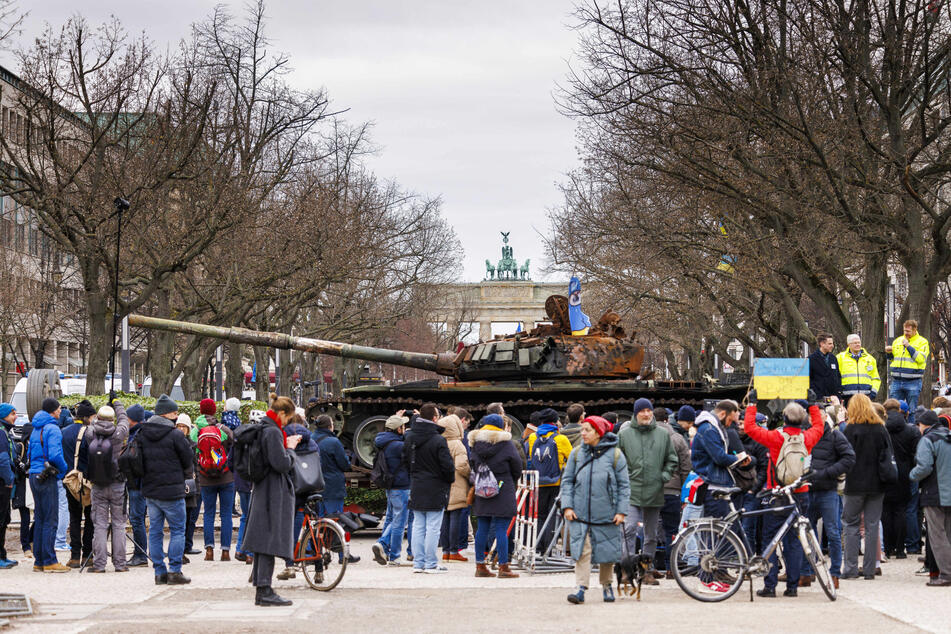 Das Panzer-Mahnmal Unter den Linden zog zahlreiche Schaulustige an.