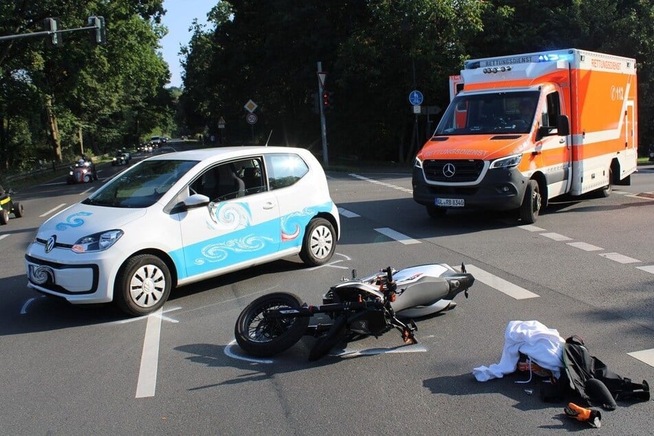 Unfall auf Kreuzung: Biker stürzt zu Boden und rutscht über Asphalt