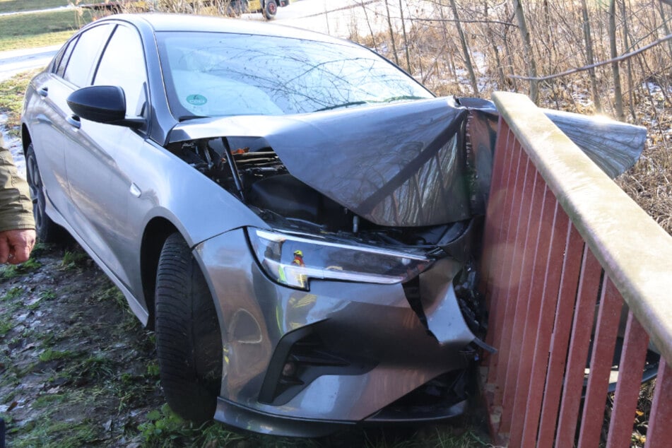 Unfall in Mittelsachsen: Opel kracht frontal gegen Geländer