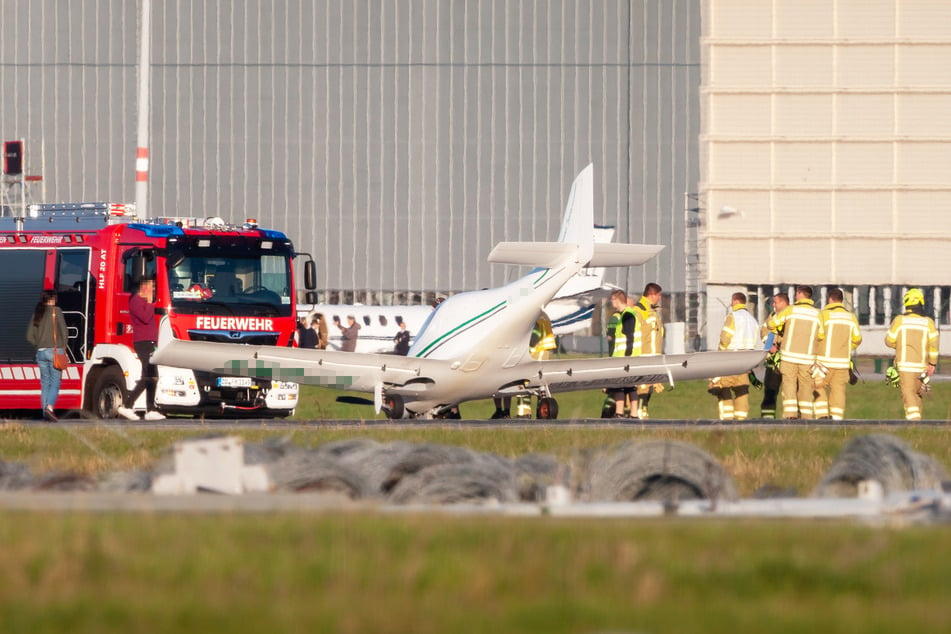 Ein Ultraleichtflugzeug landete so auf dem Dresdner Flughafen, dass die Start- und Landebahn für eine Stunde gesperrt werden musste.