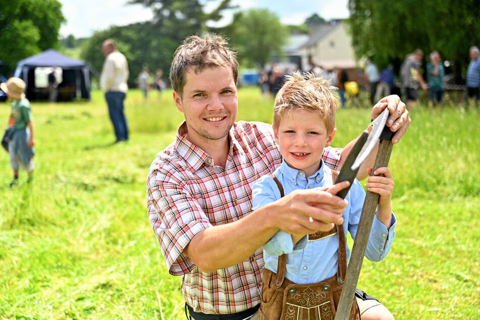 Jens Käferstein (39) zeigt seinem Sohn Till (6) den Umgang mit dem Wetzstein.