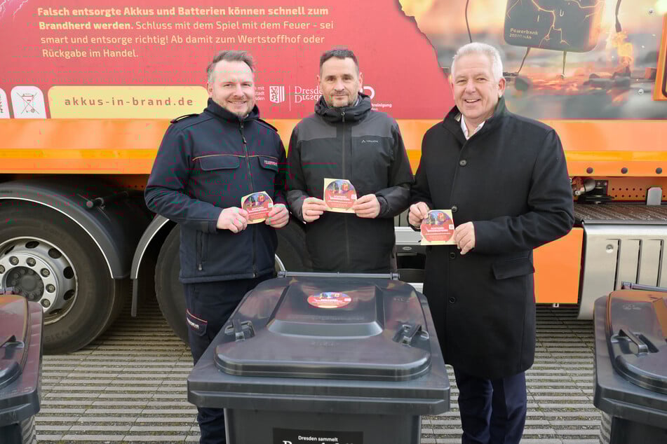 Starten eine Informationskampagne: Feuerwehrsprecher Michael Klahre (46, v.l.), Abfallwirtschafts-Abteilungsleiter Thomas Kügler (55) und SRD-Geschäftsführer Alf Schwaten (56).