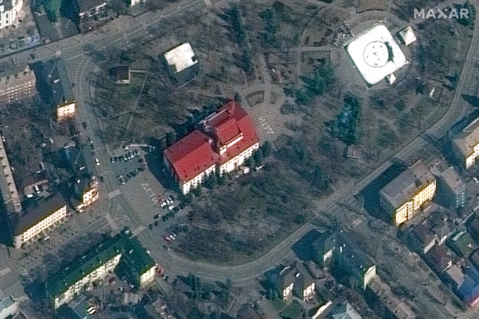 Vor und hinter dem Theater in Mariupol ist ads Wort "deti" auf dem Boden zu lesen, das heißt auf russisch "Kinder". Trotzdem wurde das Gebäude von russischen Raketen angegriffen.