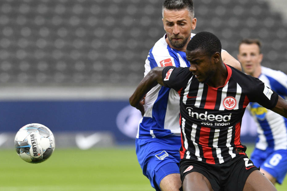 Evan N'Dicka im Zweikampf mit Vedad Ibisevic von Hertha BSC am 31. Spieltag der zurückliegenden Saison. Die Eintracht gewann das Spiel in Berlin mit 4:1.