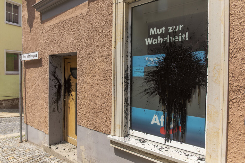 Mit einer schwarzen öligen Flüssigkeit haben unbekannte Täter im Juli 2021 das AfD-Büro in Annaberg-Buchholz beschmiert. (Symbolbild)