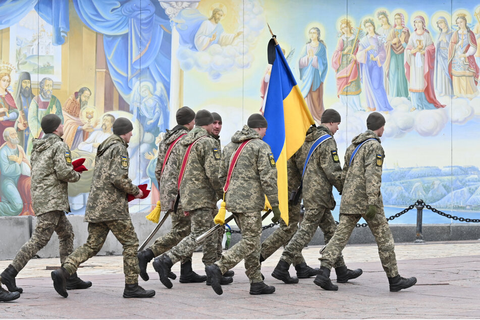Ukrainischer Soldaten betretene das St. Michaelskloster von Kiew, um einen gefallenen Kameraden zu gedenken.