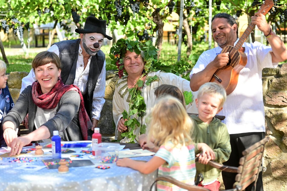 "Bacchus" Sascha Graedtke (53) genießt schon vorab den Trubel und die Vorbereitung für das Radebeuler Herbst- und Weinfest.