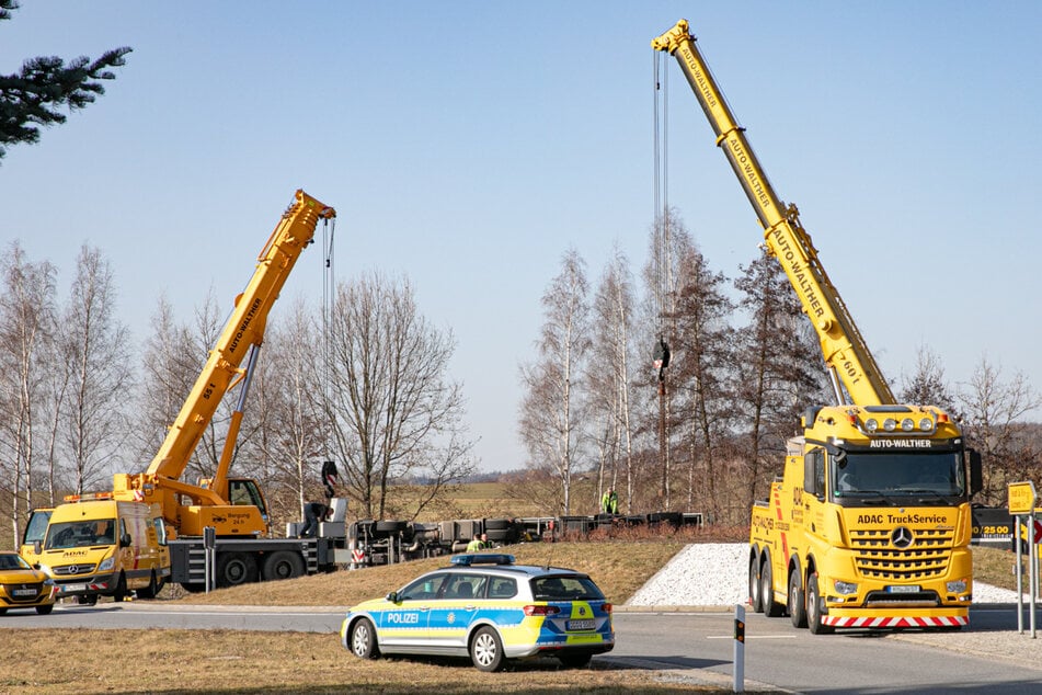 Im Zuge der Bergungsarbeiten wurde die B98 voll gesperrt.