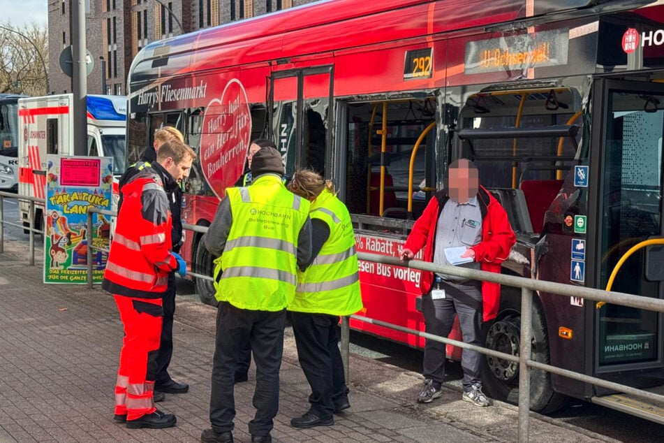 Drei Personen sollen bei dem Unfall verletzt worden sein.