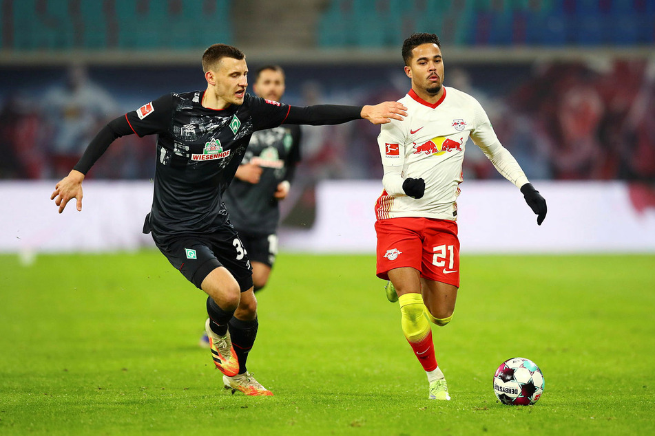Justin Kluivert (21, r., hier gegen Werder Bremens Maximilian Eggestein) hat nach kurzer Eingewöhnungszeit gegen Bayern München und Manchester United schon gute Leistungen abrufen können.