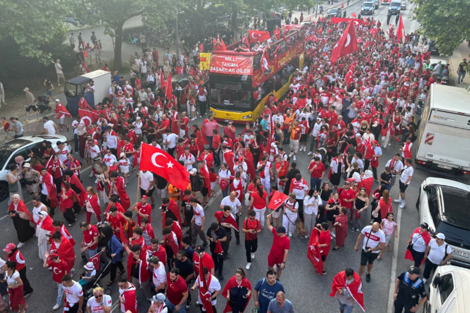 Seit 17.30 Uhr marschieren türkische Fans von Altona über die Reeperbahn Richtung Public Viewing auf dem Heiligengeistfeld. Fahnen, Gesänge und traditionelle Tänze dürfen dabei nicht fehlen!