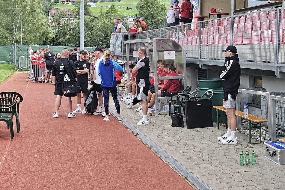Betretende Mienen nach der Testspiel-Schlappe gegen Mlada Boleslav bei Spielern und Trainern.