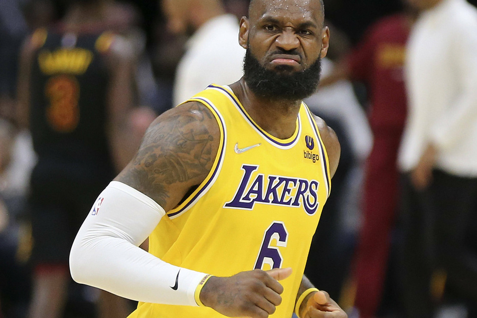 LeBron James hurt his ankle in the Lakers' loss to the Pelicans.
