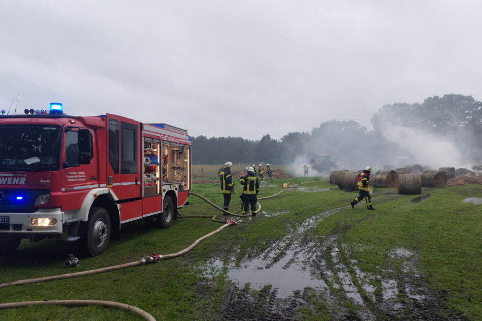 Auf einem Feld in Ober Ochtenhausen brach am Samstagnachmittag ein Feuer aus.