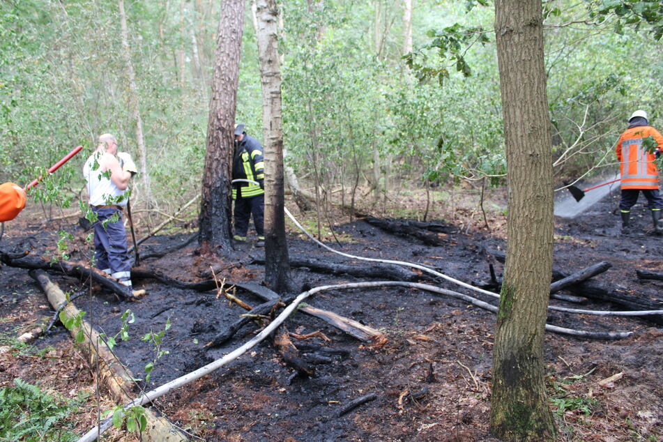 Einsatzkräfte bei den Nachlöscharbeiten.