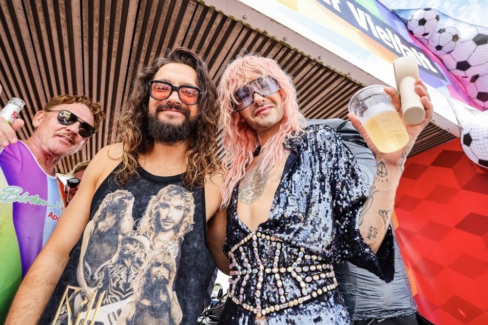 Bill und Tom Kaulitz (beide 35) feierten dieses Jahr schon ausgelassen auf dem CSD in Köln. Tom war beim Malle-Trip allerdings nicht dabei.