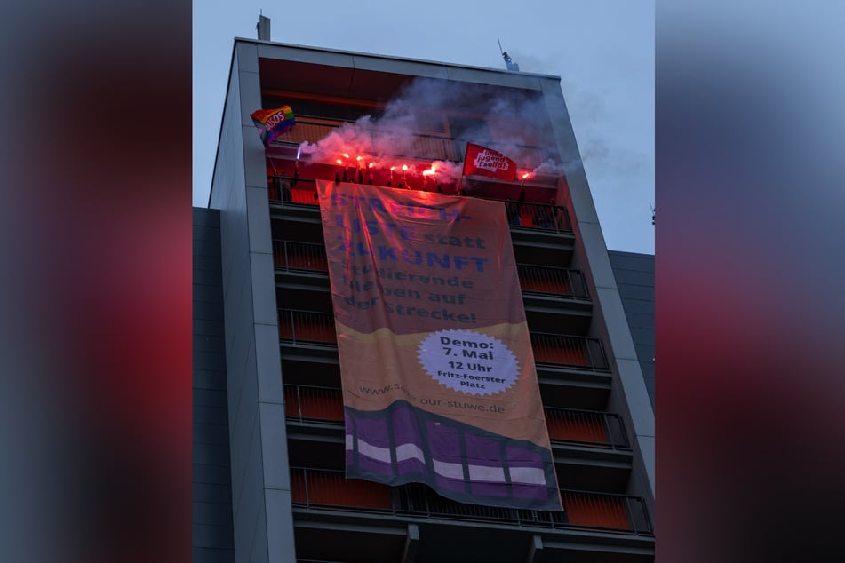 Am Montagmorgen erleuchteten rote Bengalos zwei Dresdner Studentenwohnheime.