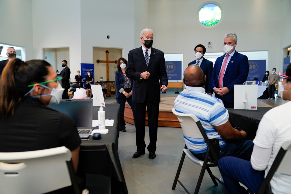 USA, Alexandria: Joe Biden besucht eine Impf-Einrichtung am Virginia Theological Seminary.