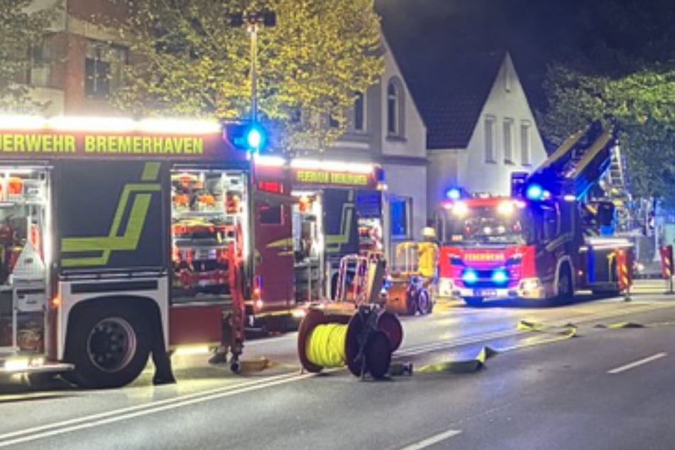 Brand in Mehrfamilienhaus: Zwei Verletzte