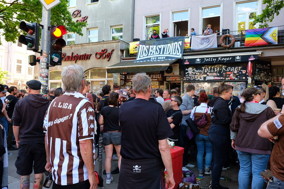 Vor der legendären FC-St.-Pauli-Fankneipe "Jolly Rogers" feierten die Fans ausgelassen den Aufstieg der Kiezkicker.