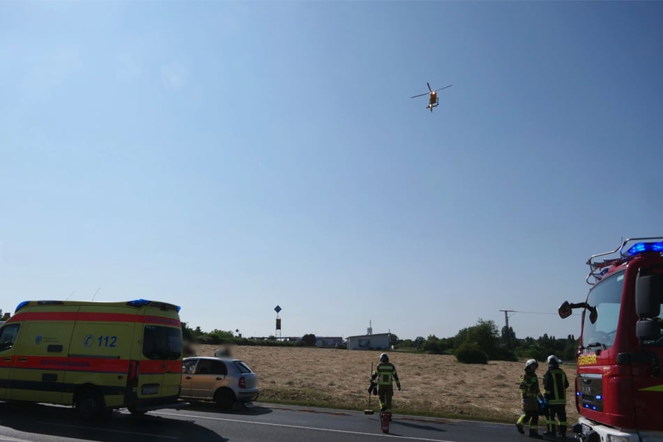 Ein Notarzt wurde per Rettungshubschrauber eingeflogen, um die in den Unfall involvierten Personen zu untersuchen.